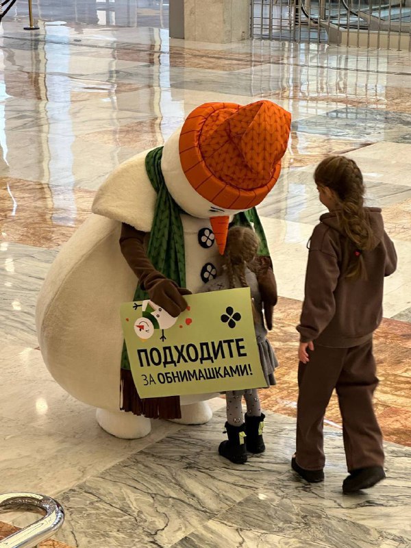 ❄️ В Кремлёвском дворце на спектакле «Продавец игрушек» был живой снеговик! 
Это зимний маскот Пере