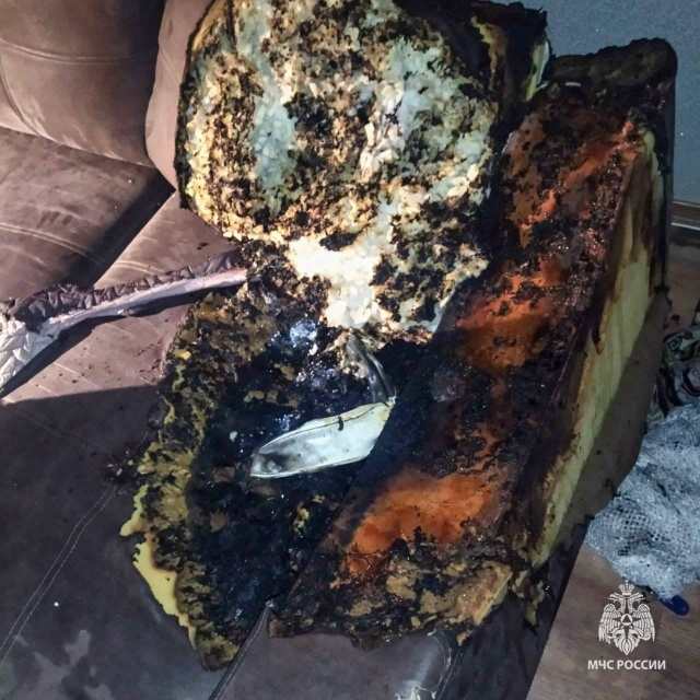 В Перми пауэрбанк на диване загорелся - семья с двумя д?...