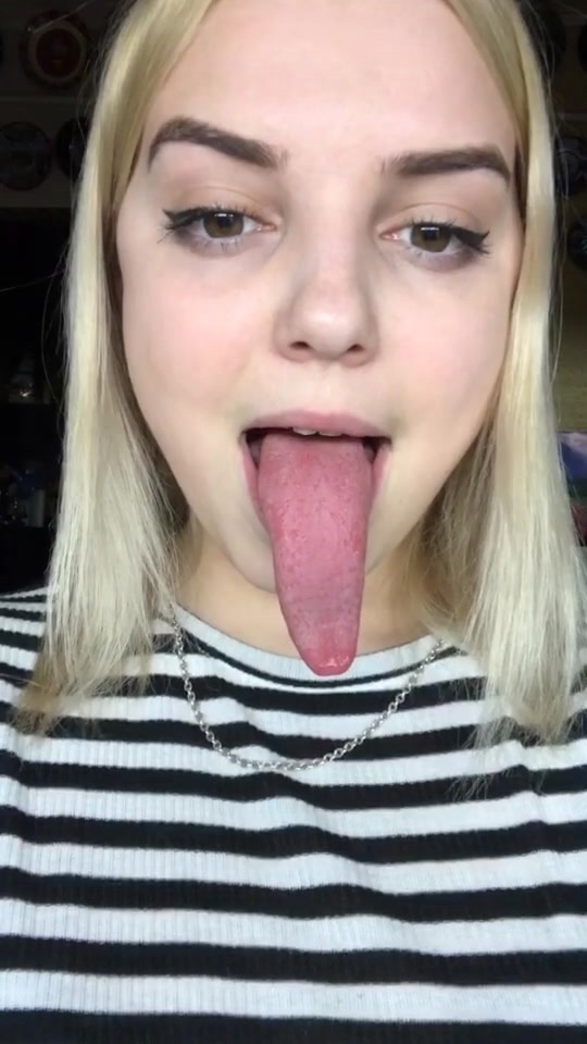 Самый длинный язык в России у Юсуповой Радмилы Маратов...