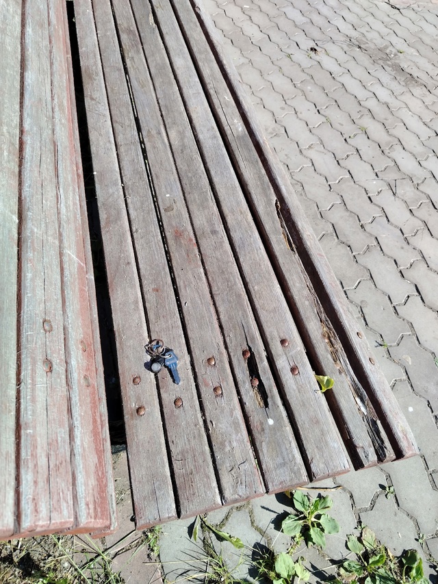 Кто ключи потерял? Лежат на скамейке возле фонтана, у Д?...