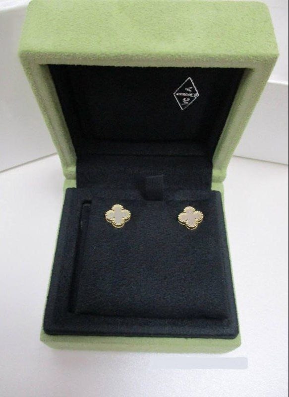 Женщину с украшениями «Van Cleef & Arpels» на 3 млн рублей заде?...