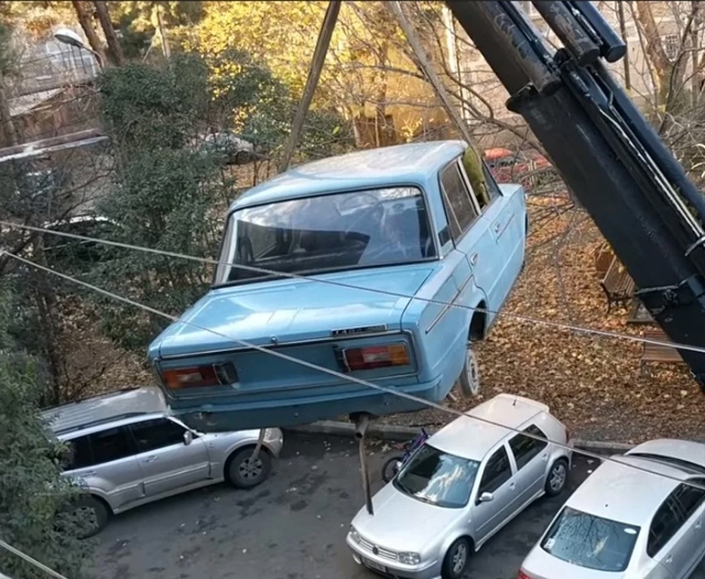 В Тбилиси «Жигули» 27 лет простояли на балконе хрущёвки...