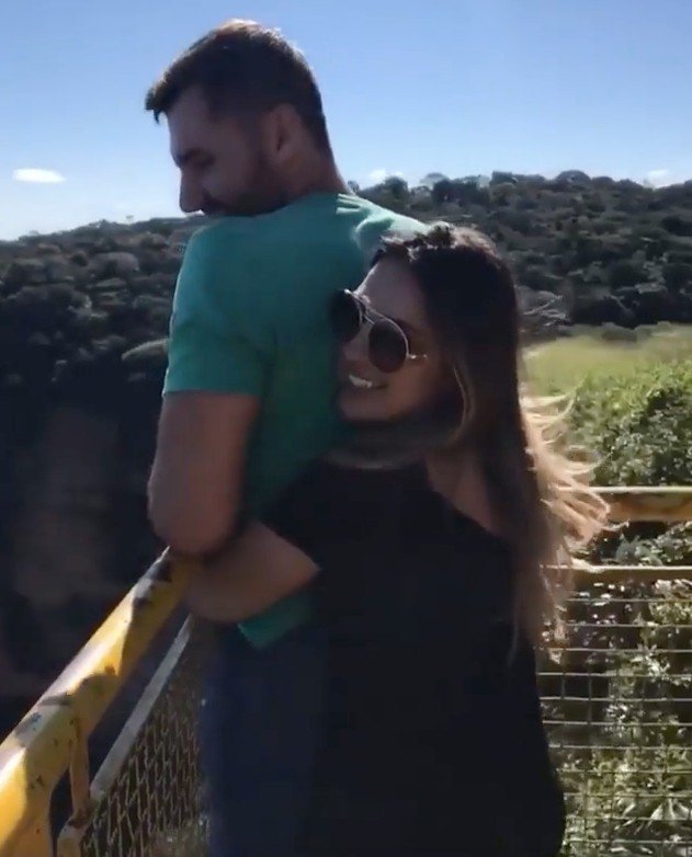 Каждый человек заслуживает счастья и любви!
Она подни...