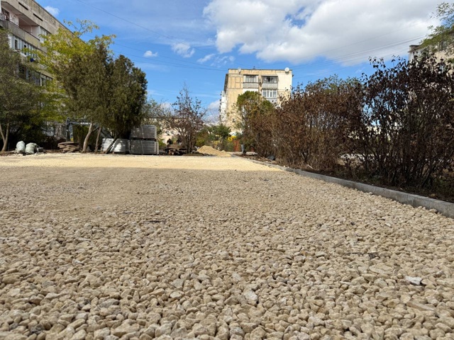 Продолжается благоустройство двора по ул. Советская, 5,...