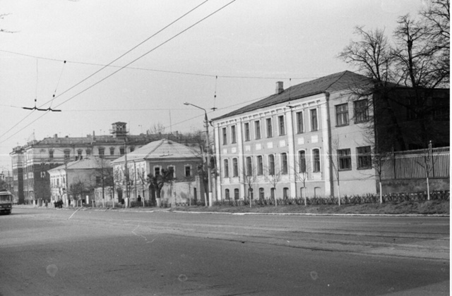 1) Улица Октябрьская
1960-1970 Тула Справа здание постройк?...
