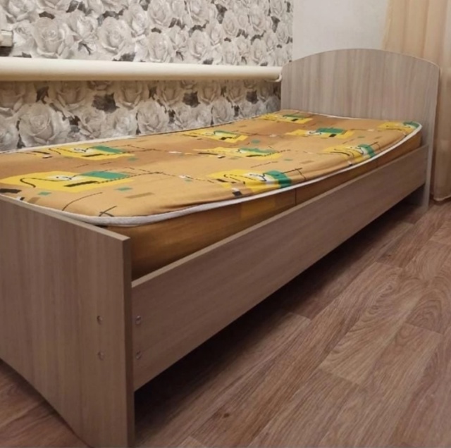 Продам недорого шифонер, комод, 2 тумбочки и зеркало с о...