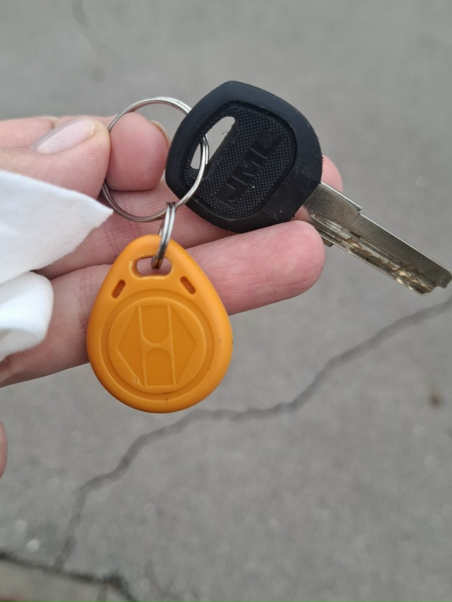 В ДК Металлургов на детской площадке нашли ключи. Отда?...