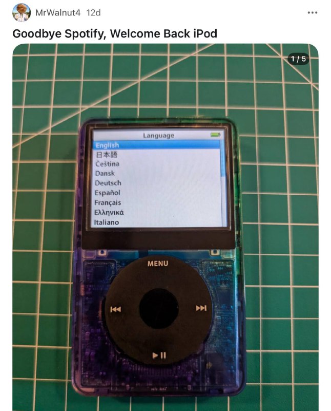 История снова дала оборот: Школьники в США скупают iPod после бана смартфонов в школах. Подростки хо