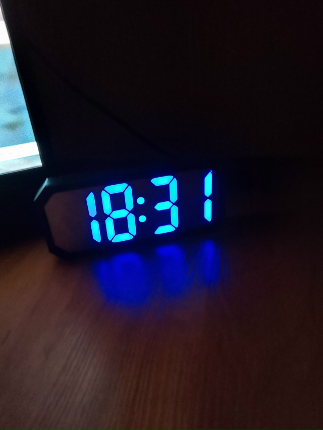 Что творится этой зимой, в комнате + 30,окно не открыть с?...