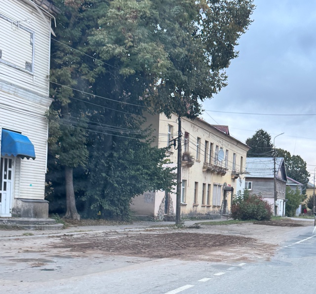 У нас что на дороге решили отметить Пасху ?Это что за го...