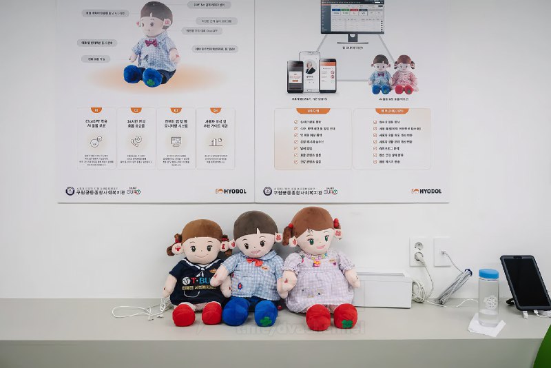 «Чёрное зеркало» можно закрывать: в Южной Корее роботы Hyodol стали заменять пенсионерам внуков.
🟠Э