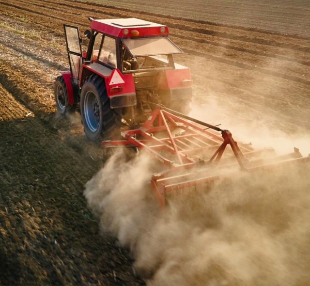В Госдуме заявили, что трактористы в России могут зара?...