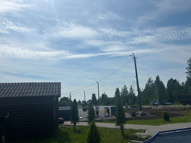 Пока все люди на озерах , в Окуловке ударными темпами и?...
