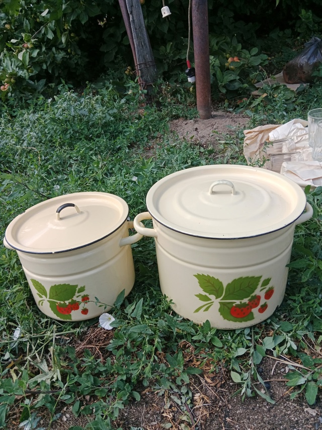 Продам термос- 1000р., бак алюминиевый - 500р., банки 2- х. л п...