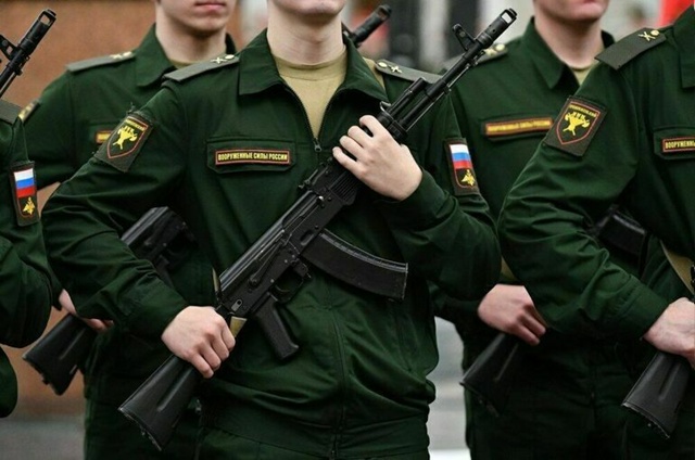 В России хотят ввести круглогодичный призыв в армию.
...