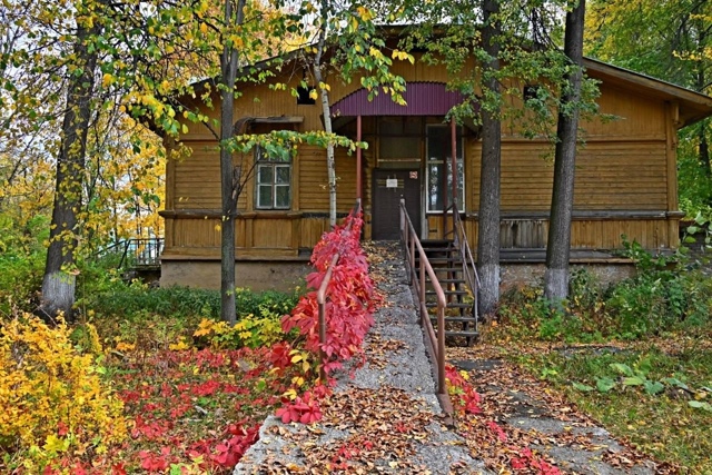 Скоро здесь бyдет сквер…
А пока так красиво всё усыпа?...