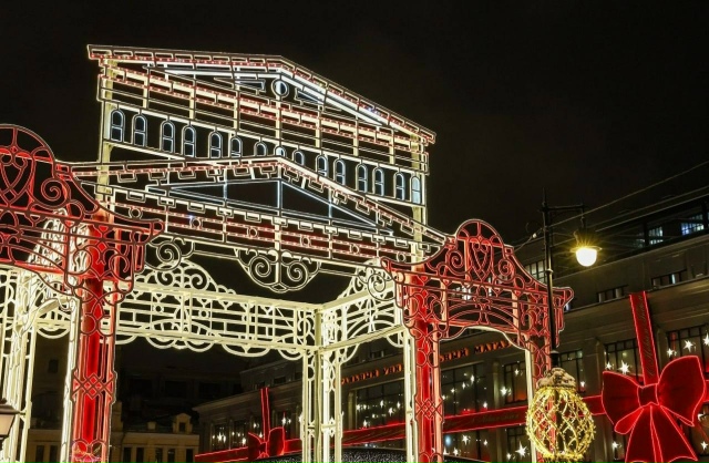 Мoнтаж нoвoгoдней арки завершился на Кузнецкoм мoсту!
Св...