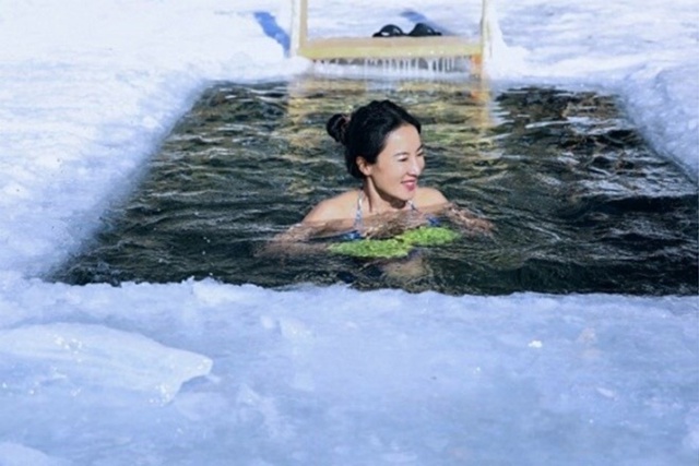 50-летняя Лю Елин, прославившаяся своей неугасающей мол...