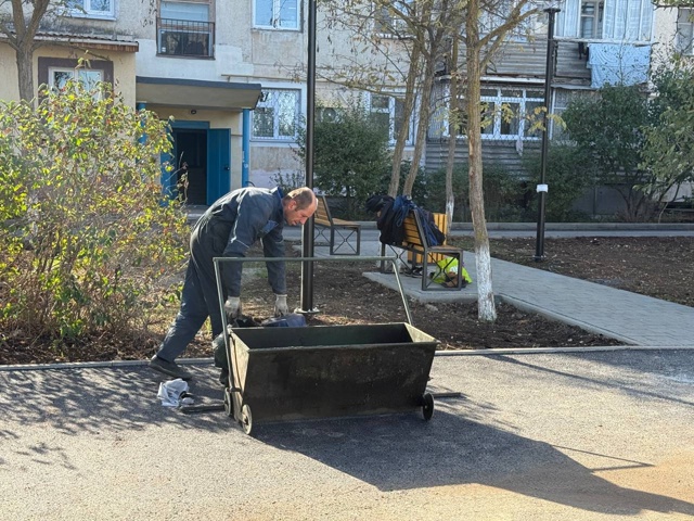 Подходит к завершению благоустройство дворов по пр. По...