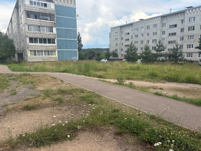 Прошу обратить внимания Администрацию города!!!На терр...