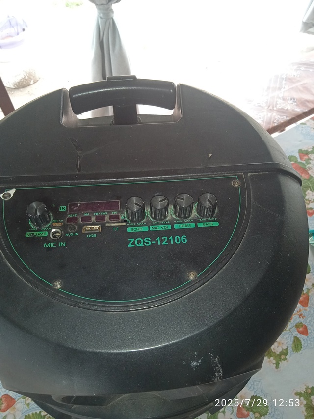 Продам колонку блютуз,юсб,ФМ радио,радиомикрофон.5тр.895...