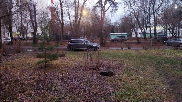 У нас на газоне на улице Калинина 7, сделали парковку!!! 