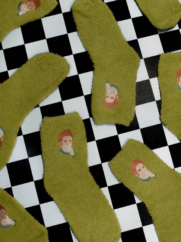 Ор, бренд Kree churz выпустил тёплые носочки с Эдвардом, который закрывает нос.
Вы знаете, кому та