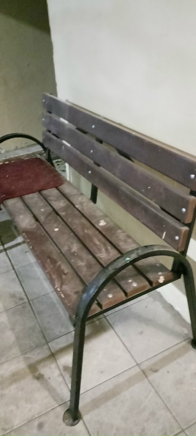 Вот в таком неприглядном виде скамейка уже несколько ?...