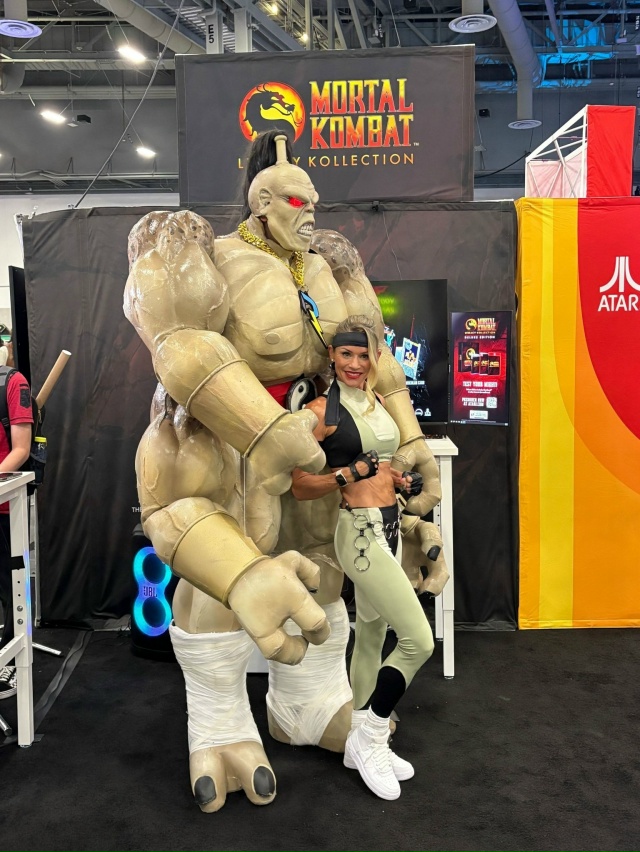 55-летняя Керри Хоскинс, актриса Сони Блейд из Mortal Kombat 3, ...