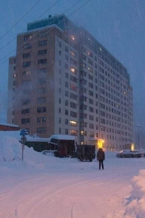 На Аляске есть городок Уиттиер, всё население которого...