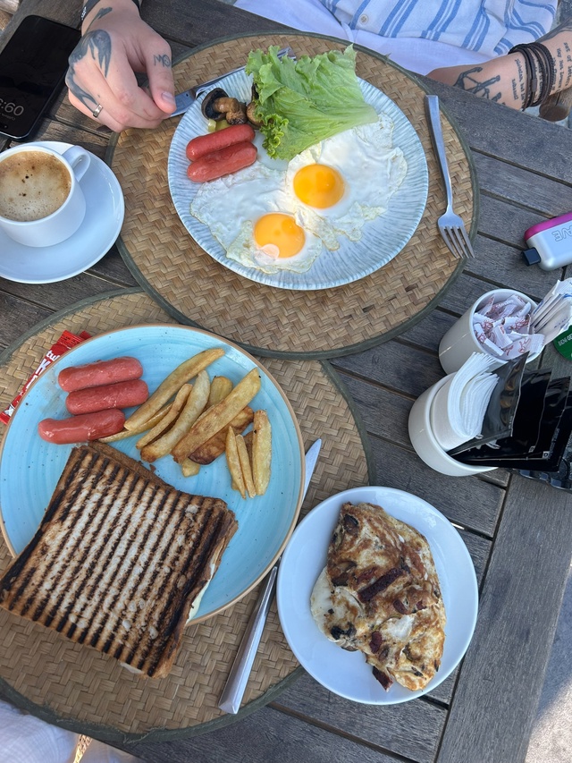 Я тут столько ем, думаю поправлюсь на 2кг 🍟🥪🥞