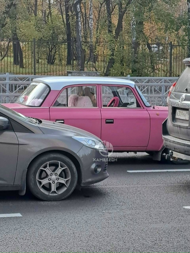 «Москвич» для барби заметили на улицах Екатеринбурга. ...