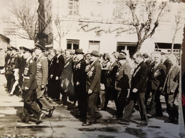 Магазин ,, Колос ,,...а слева мауаронка бывшая. Парад Побе...