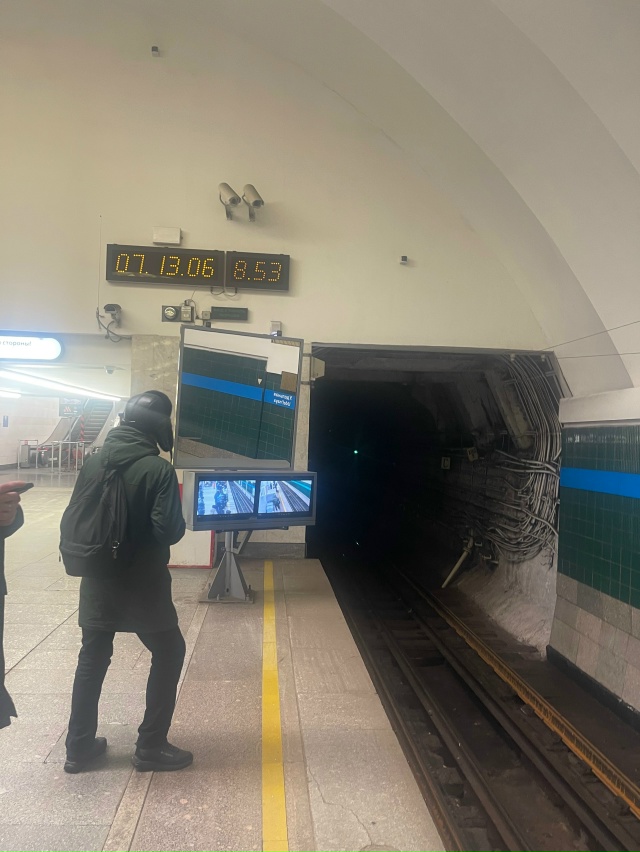 Подскажите, почему на синей линии интервалы увеличены...