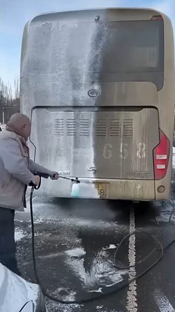 Залипательная мойка автобуса