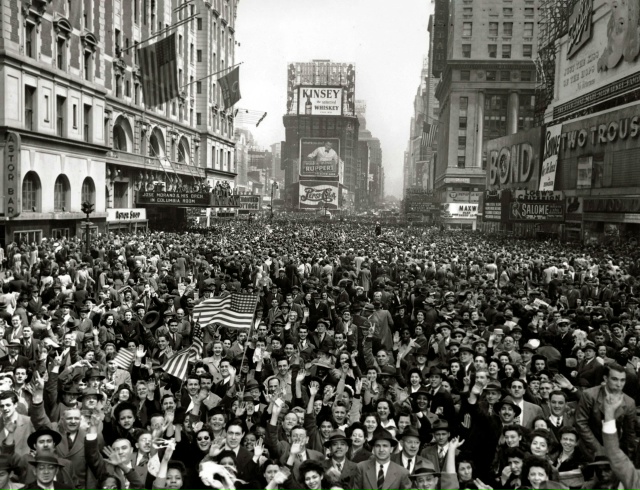 Жители Нью-Йорка празднуют капитуляции нацистской Гер...