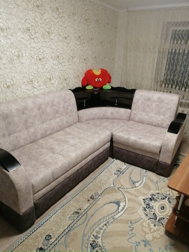 Продаётся угловой диван состояние идеал цена 25к,стира?...