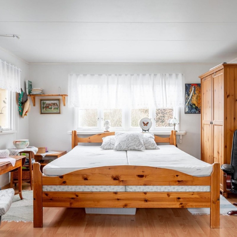 Уютный домик в Швеции продаётся по цене машиноместа — всего за 1,5 миллиона рублей.
Он расположен