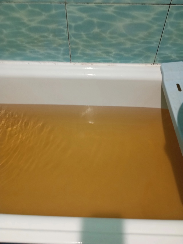 Гагарина дом 23. В данный момент течет вот такая вода. И ?...