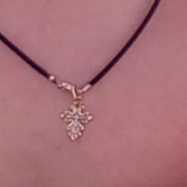 Потерялся золотой крестик! Нашедший, верните пожалуйс?...