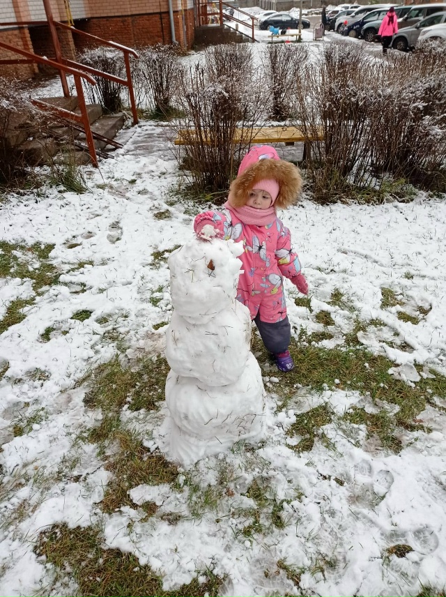 С папой мы гулять ходили и снеговика слепили
