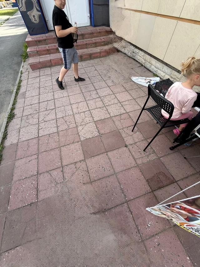 🔊В парке на входе, возле аква грима бегает мальчик пре...