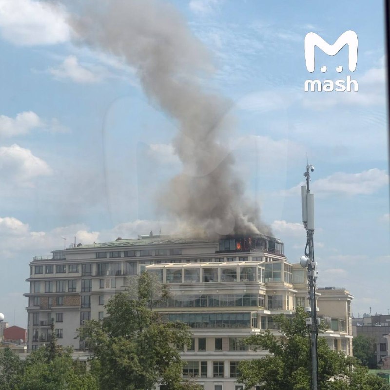 Горит ЖК "На Страстном бульваре" — один из самых элитных домов эпохи нулевых в Москве. По данным M