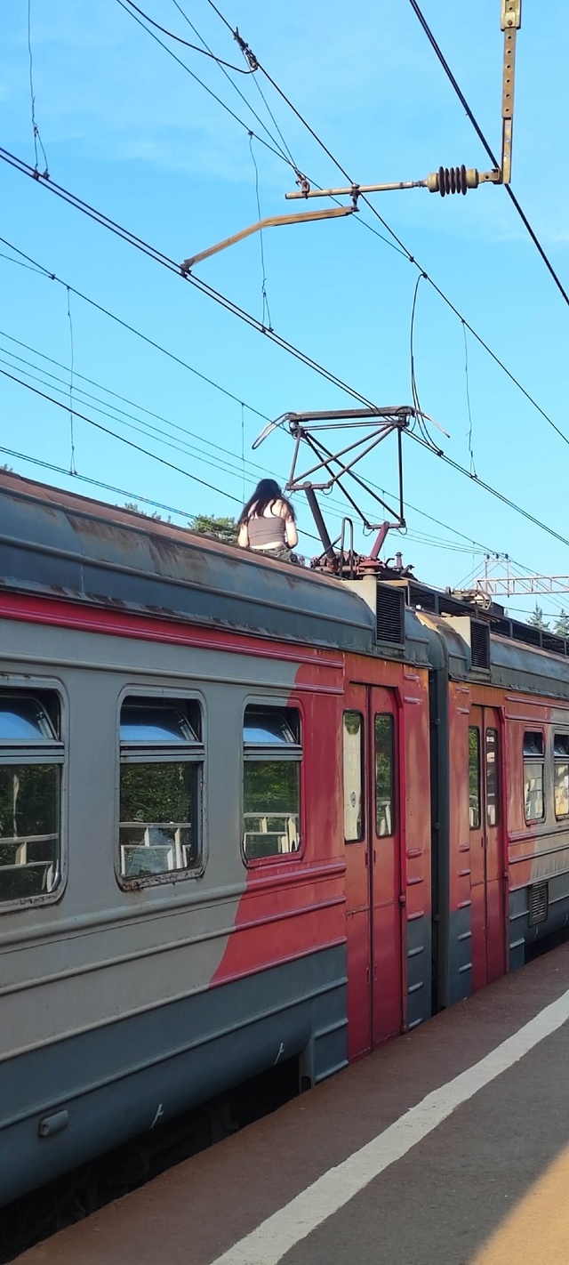 2 девочки залезли на крышу электрички со станции заря в...