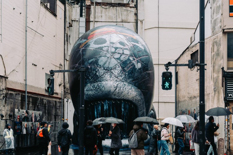 🐳Netflix установил в Сибуе восьмиметрового кита по имени Лабун для продвижения второго сезона лайф-э