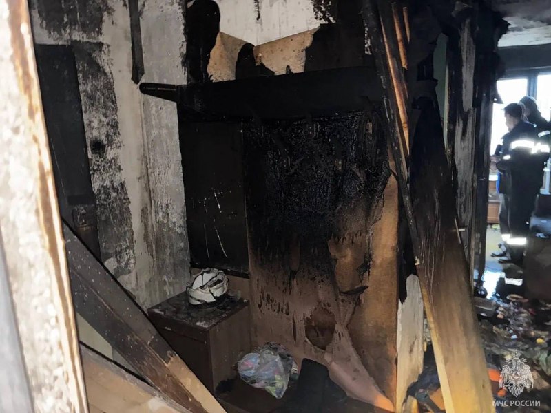 Телефон, оставленный на зарядке, сжёг квартиру в Гатчине.
Пожарные эвакуировали 25 жильцов и спасл