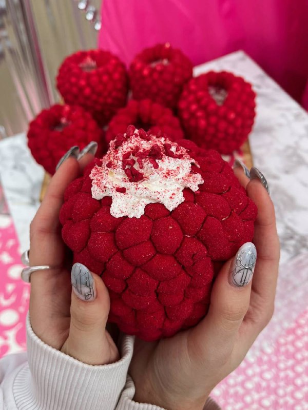 О, в OMG Coffee вновь завезли хитовый десерт «Малинка» — его можно будет найти в кофейнях до 16 февр