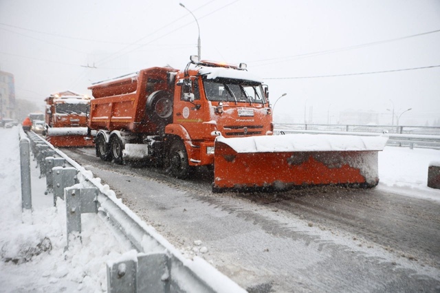 Дopoжныe cлужбы Ηoвocибиpcкa уcтpaняют пocлeдcтвия cнeгoпaдa
Зa c...