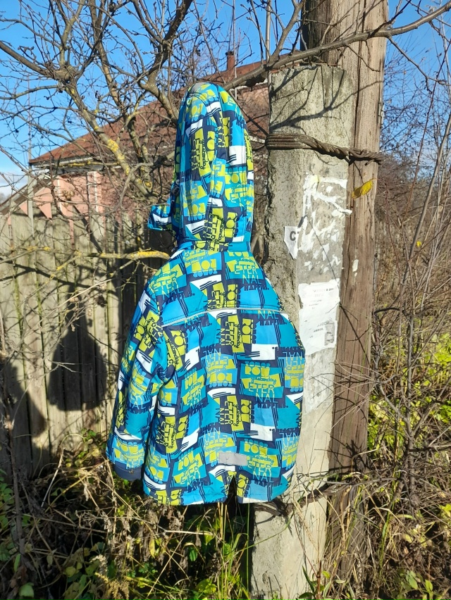 Добрый день.Напротив хлебозавода, на дереве, висит дет?...