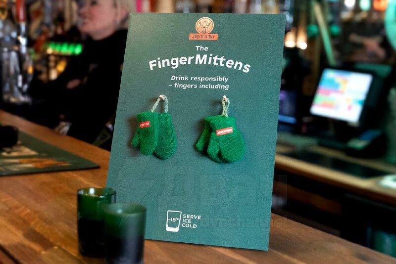 Jägermeister выпустил специальные варежки для пальцев, чтобы держать ледяную рюмку и не мёрзнуть
По